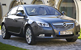 Opel Insignia. Modelo 2009. Carrocer&iacute;a 4 puertas. Imagen. Exterior. Lateral frontal. Coche parado. Carretera. Gris oscuro.