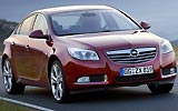 Opel Insignia. Modelo 2009. Carrocer&iacute;a 4 puertas. Imagen. Exterior. Lateral frontal. Coche parado. Carretera. Rojo.