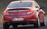 Opel Insignia. Modelo 2009. Carrocer&iacute;a 4 puertas. Imagen. Exterior. Posterior. Coche parado. Carretera. Rojo.