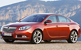 Opel Insignia. Modelo 2009. Carrocer&iacute;a 4 puertas. Imagen. Exterior. Frontal lateral. Coche parado. Carretera. Rojo.