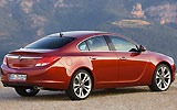 Opel Insignia. Modelo 2009. Carrocer&iacute;a 4 puertas. Imagen. Exterior. Posterior lateral. Coche parado. Carretera. Rojo.