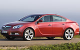 Opel Insignia. Modelo 2009. Carrocer&iacute;a 4 puertas. Imagen. Exterior. Frontal lateral. Coche en movimiento. Carretera. Rojo.