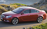 Opel Insignia. Modelo 2009. Carrocer&iacute;a 4 puertas. Imagen. Exterior. Frontal lateral cenital. Coche parado. Carretera. Rojo.