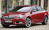 Opel Insignia. Modelo 2009. Carrocer&iacute;a 4 puertas. Imagen. Exterior. Frontal lateral. Parado. Carretera. Rojo.
