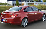 Opel Insignia. Modelo 2009. Carrocer�a 4 puertas. Imagen. Exterior. Posterior lateral. Coche en movimiento. Carretera. Rojo.