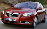 Opel Insignia. Modelo 2009. Carrocer�a 4 puertas. Imagen. Exterior. Frontal lateral. Coche en movimiento. Carretera. Rojo.