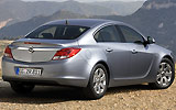 Opel Insignia. Modelo 2009. Carrocer�a 4 puertas. Eco Flex. Imagen. Exterior. Posterior lateral. Coche parado. Carretera. Gris.