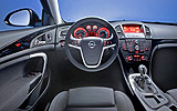 Opel Insignia. Modelo 2009. Imagen. Interior. Salpicadero. Volante. Cuadro de instrumentos. Consola central. Ordenador de viaje. Palanca de cambios manual.