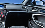 Opel Insignia. Modelo 2009. Imagen. Interior. Salpicadero. Volante. Cuadro de instrumentos. Consola central. Navegador. Radio CD. Climatizador.