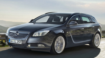 Opel Insignia Sports Tourer. Modelo 2009. Imagen. Latera-fontal . Movimiento. Gris metro.
