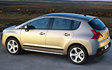 Peugeot 3008. Modelo 2009. Imagen. Exterior. Lateral posterior. Coche parado. Carretera.