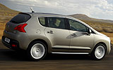 Peugeot 3008. Modelo 2009. Imagen. Exterior. Posterior lateral. Coche en movimiento. Carretera.