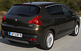 Peugeot 3008. Modelo 2009. Imagen. Exterior. Posterior lateral. Coche en movimiento. Carretera.