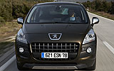 Peugeot 3008. Modelo 2009. Imagen. Exterior. Frontal. Coche en movimiento. Carretera.