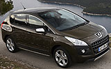 Peugeot 3008. Modelo 2009. Imagen. Exterior. Lateral frontal cenital. Coche parado. Carretera.