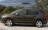 Peugeot 3008. Modelo 2009. Imagen. Exterior. Lateral. Coche parado. Carretera.