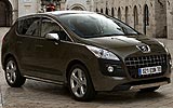 Peugeot 3008. Modelo 2009. Imagen. Exterior. Lateral frontal. Coche parado. Carretera.