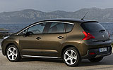 Peugeot 3008. Modelo 2009. Imagen. Exterior. Lateral posterior. Coche parado. Carretera.