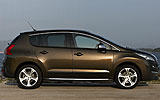 Peugeot 3008. Modelo 2009. Imagen. Exterior. Lateral. Coche parado. Carretera.