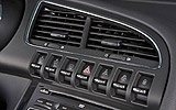 Peugeot 3008. Modelo 2009. Imagen. Interior. Detalle mandos de la proyecci�n en el parabrisas �Head up Display�. Warning. Sistema de aviso de colisi�n frontal �FCW Frontal Collision Warning�.