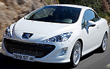 Peugeot 308 CC. Modelo 2009. Imagen. Exterior. Frontal lateral. Coche en movimiento. Carretera. Techo r�gido plegable. Blanco brillante.