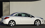 Peugeot 308 CC. Modelo 2009. Imagen. Exterior. Lateral. Coche parado. Carretera. Techo r�gido plegable. Blanco brillante.