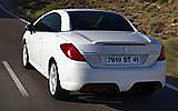 Peugeot 308 CC. Modelo 2009. Imagen. Exterior. Lateral posterior. Coche en movimiento. Carretera. Techo r�gido plegable. Blanco brillante.