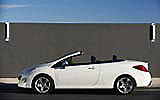 Peugeot 308 CC. Modelo 2009. Imagen. Exterior. Lateral. Coche parado. Carretera. Descapotado. Blanco brillante.