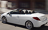 Peugeot 308 CC. Modelo 2009. Imagen. Exterior. Lateral posterior. Coche en movimiento. Carretera. Descapotado. Blanco brillante.