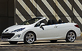Peugeot 308 CC. Modelo 2009. Imagen. Exterior. Frontal lateral. Coche parado. Carretera. Descapotado. Blanco brillante.