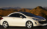 Peugeot 308 CC. Modelo 2009. Imagen. Exterior. Lateral frontal. Coche parado. Carretera. Techo r�gido plegable. Blanco brillante.