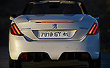 Peugeot 308 CC. Modelo 2009. Imagen. Exterior. Posterior. Coche parado. Carretera. Pilotos en on. Blanco brillante.