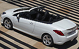 Peugeot 308 CC. Modelo 2009. Imagen. Exterior. Lateral cenital. Coche parado. Carretera. Descapotado. Blanco brillante.