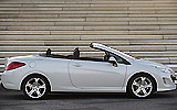 Peugeot 308 CC. Modelo 2009. Imagen. Exterior. Lateral. Coche parado. Carretera. Descapotado. Blanco brillante.