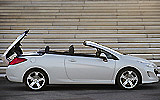 Peugeot 308 CC. Modelo 2009. Imagen. Exterior. Lateral. Coche parado. Carretera. Sistema de apertura y cierre del techo r�gido. Blanco brillante.