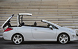 Peugeot 308 CC. Modelo 2009. Imagen. Exterior. Lateral. Coche parado. Carretera. Sistema de apertura y cierre del techo r�gido. Blanco brillante.