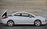Peugeot 308 CC. Modelo 2009. Imagen. Exterior. Lateral. Coche parado. Carretera. Sistema de apertura y cierre del techo r�gido. Blanco brillante.
