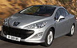 Peugeot 308 CC. Modelo 2009. Imagen. Exterior. Frontal lateral. Coche en movimiento. Carretera. Gris aluminio.