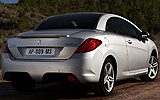 Peugeot 308 CC. Modelo 2009. Imagen. Exterior. Posterior lateral. Coche parado. Carretera. Techo r�gido plegable. Gris aluminio.