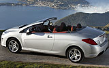 Peugeot 308 CC. Modelo 2009. Imagen. Exterior. Lateral posterior cenital. Coche parado. Carretera. Descapotado. Gris aluminio.