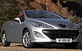 Peugeot 308 CC. Modelo 2009. Imagen. Exterior. Lateral frontal. Coche parado. Carretera. Gris aluminio.