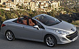 Peugeot 308 CC. Modelo 2009. Imagen. Exterior. Lateral frontal cenital. Coche parado. Carretera. Descapotado. Gris aluminio.