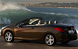 Peugeot 308 CC. Modelo 2009. Imagen. Exterior. Lateral posterior. Coche parado. Carretera. Descapotado. Marr�n tierra.