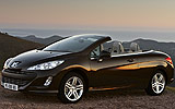 Peugeot 308 CC. Modelo 2009. Imagen. Exterior. Frontal lateral. Coche parado. Carretera. Descapotado. Marr�n tierra.