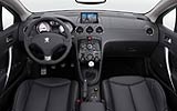 Peugeot 308 CC. Modelo 2009. Imagen. Interior. Salpicadero. Volante. Navegador. Palanca de cambios manual.