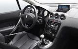 Peugeot 308 CC. Modelo 2009. Imagen. Interior. Volante. consola central. equipo de audio. Navegador. Palanca de cambios manual.