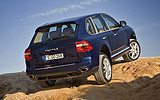 Porsche Cayenne. Modelo 2008. Imagen. Exterior. Posterior lateral. Coche parado. Carretera. Azul marino.