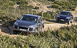 Porsche Cayenne. Modelo 2008. Imagen. Exterior. Frontal lateral. Coches en movimiento. Carretera. Azul marino y gris meteoro.
