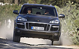 Porsche Cayenne. Modelo 2008. Imagen. Exterior. Frontal. Coche en movimiento. Gris meteoro.