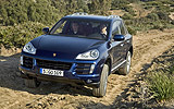 Porsche Cayenne. Modelo 2008. Imagen. Exterior. Frontal lateral. Coche en movimiento. Azul marino.